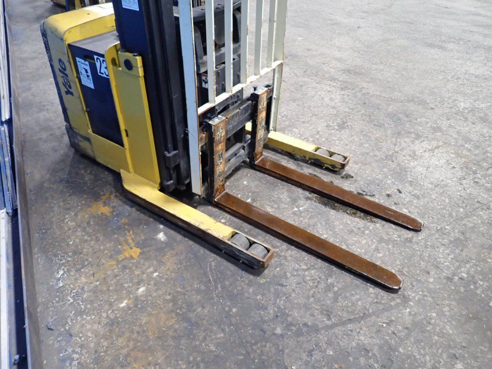 Yale 2800 Lbs Electric Straddle Lift - Mrw030len24te078