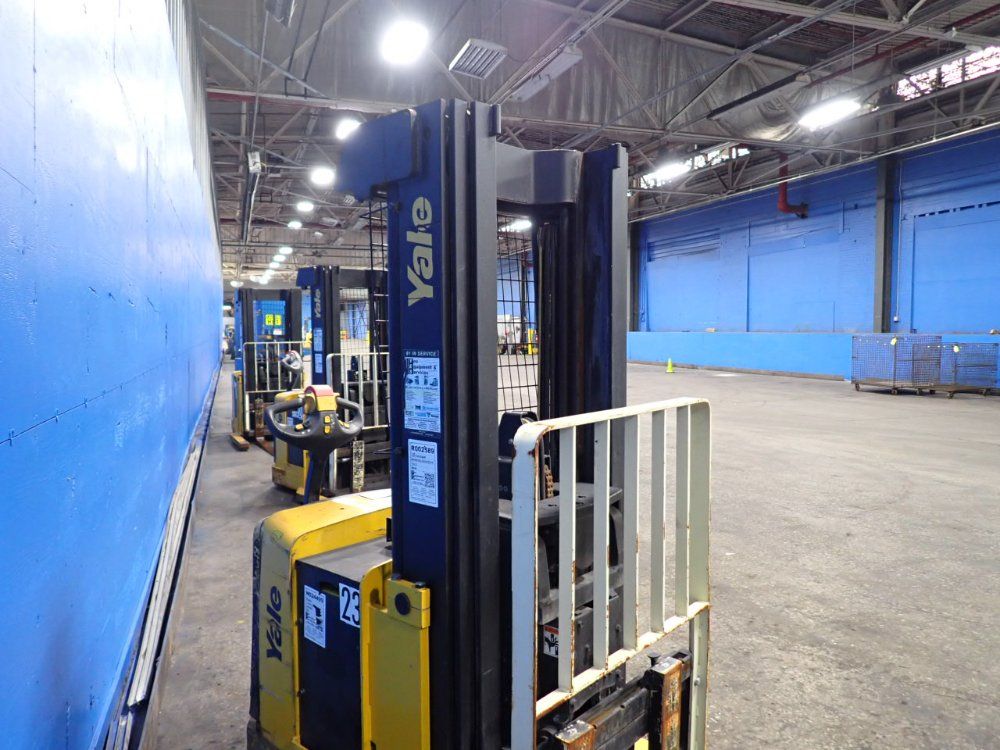 Yale 2800 Lbs Electric Straddle Lift - Mrw030len24te078