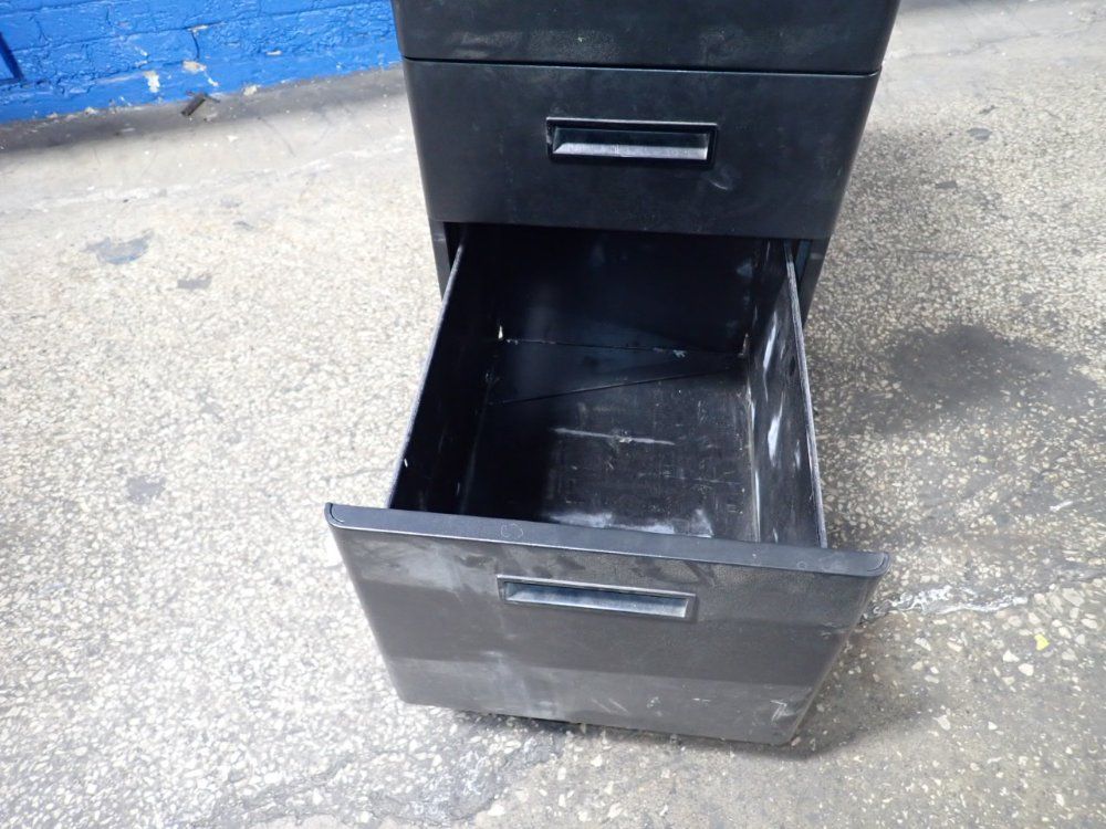 Global Industrial 3 Drawers Cabinet
