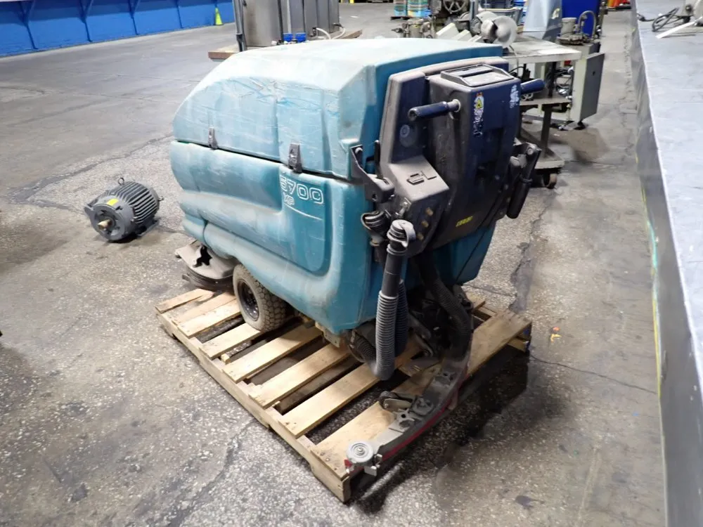 Tennant 34" Floor Scrubber - 5700 Xp