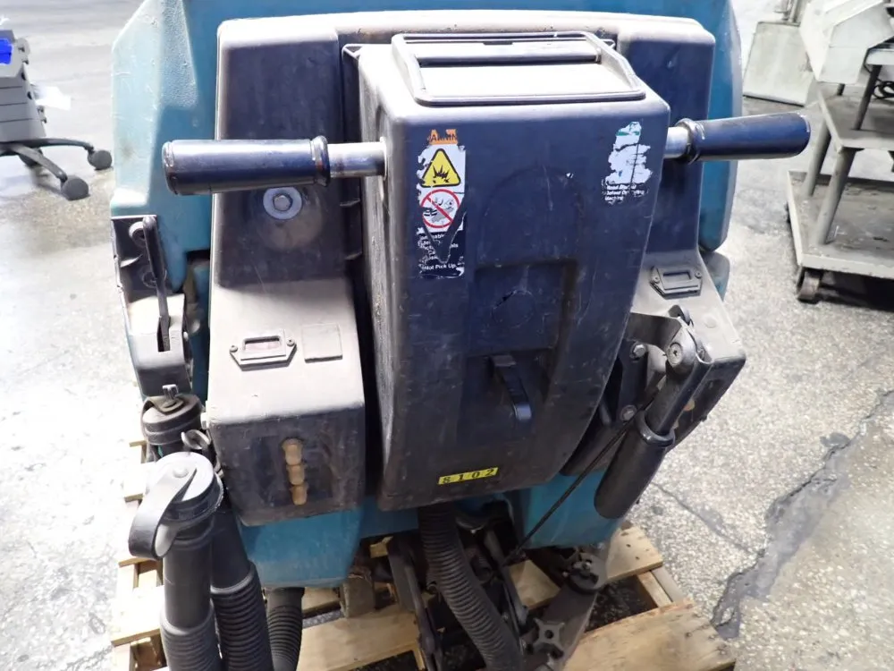 Tennant 34" Floor Scrubber - 5700 Xp