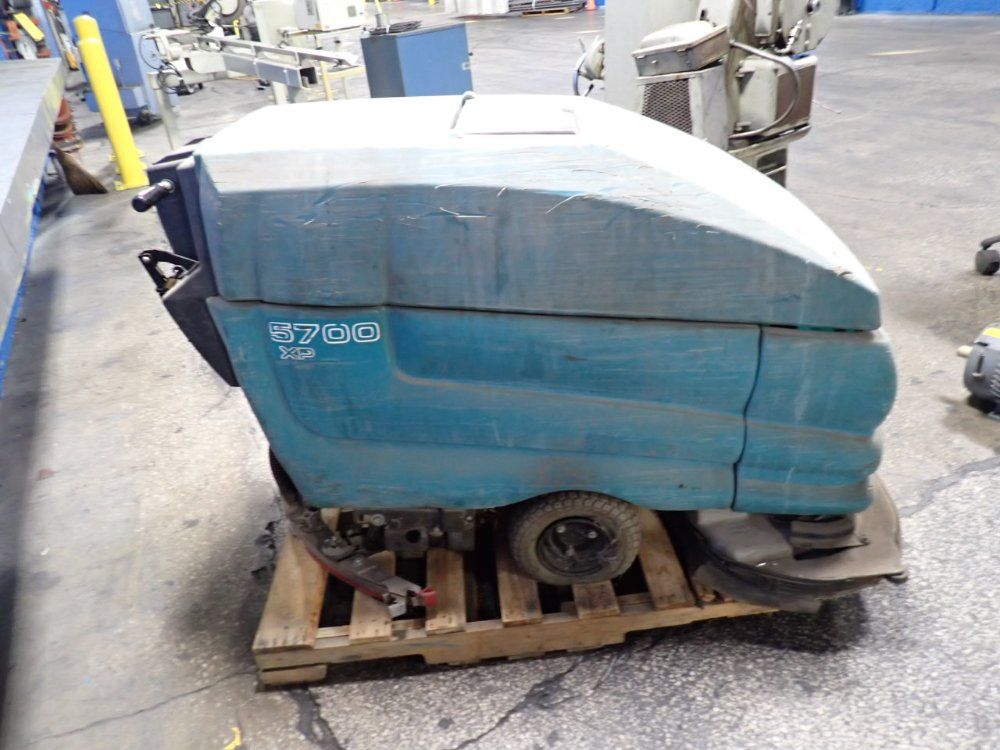 Tennant 34" Floor Scrubber - 5700 Xp