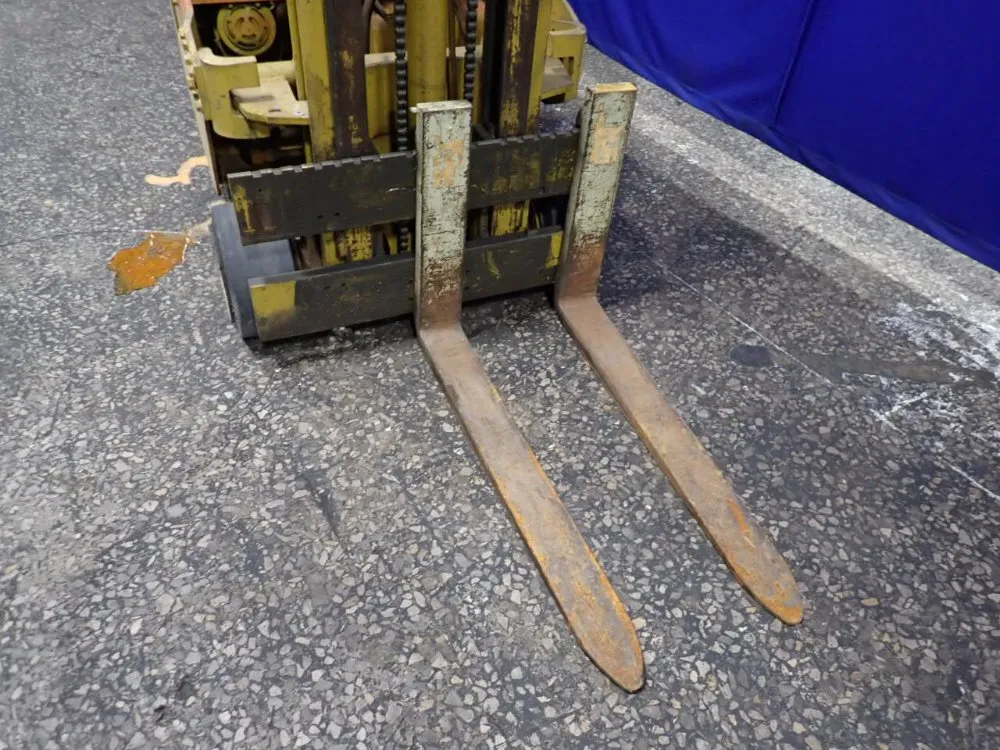 Yale 3000 Lbs Stand-up Forklift - Esc-030g4s071