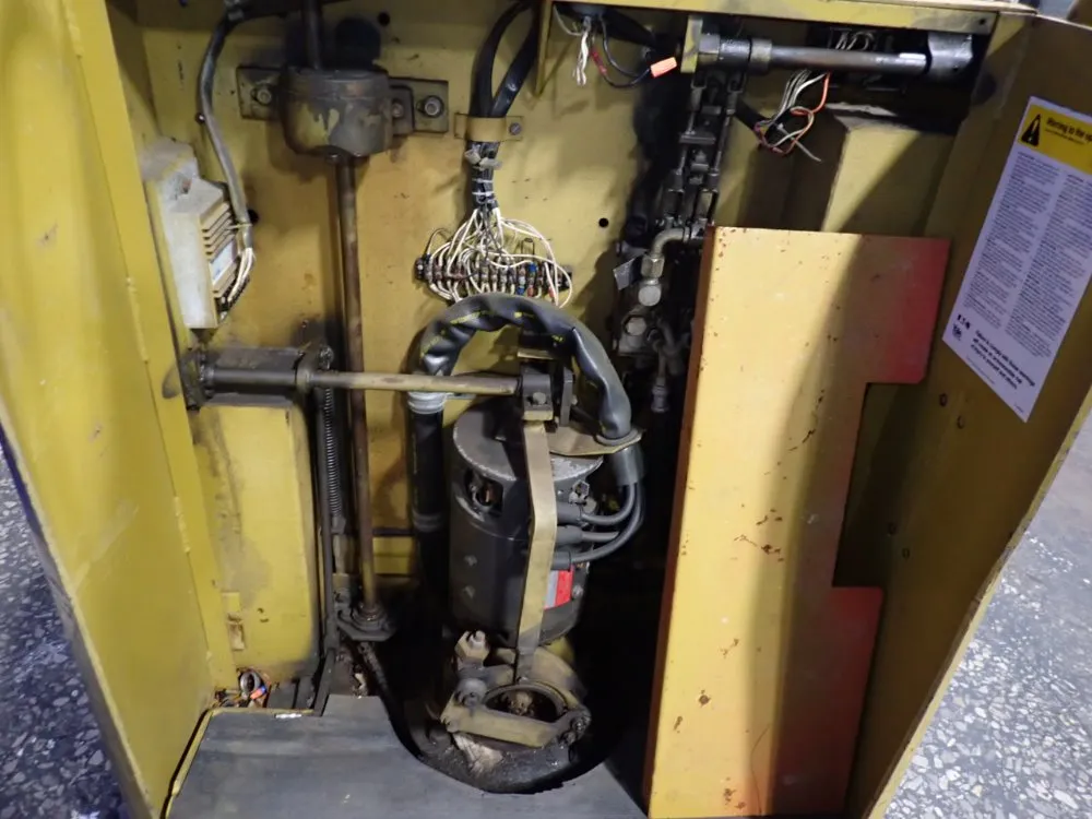 Yale 3000 Lbs Stand-up Forklift - Esc-030g4s071