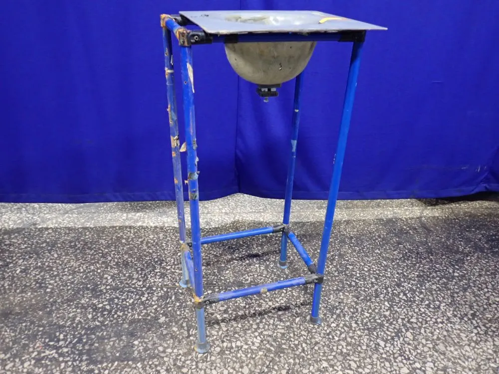 12" X 12" X 8" Workstation