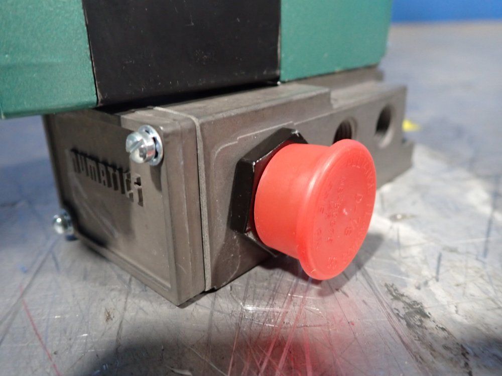 Numatics 150 Psi Pneumatic Solenoid Valve - 081sa400m000061