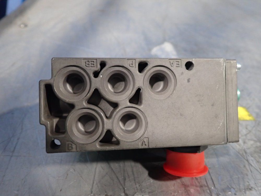 Numatics 150 Psi Pneumatic Solenoid Valve - 081sa400m000061