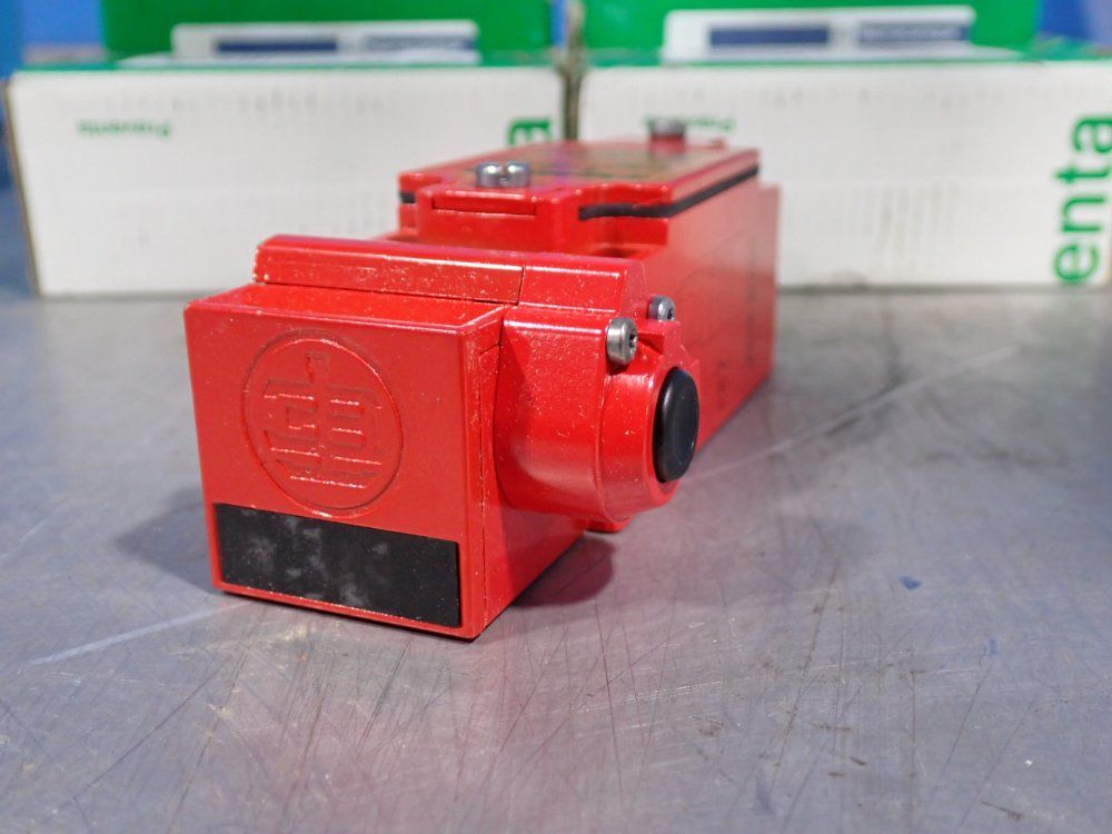 Telemecanique Safety Limit Switches - Xcs B703