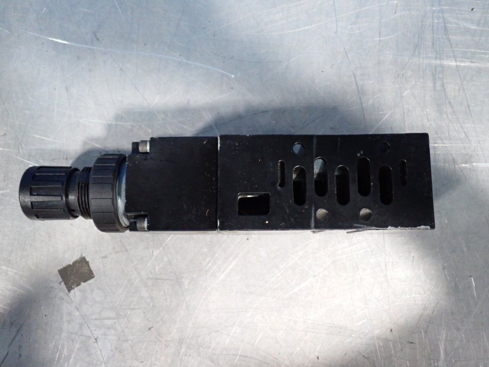 Parker 150 Psi H2 Common Port Sandwich Pressure Regulator - Ps4137166p