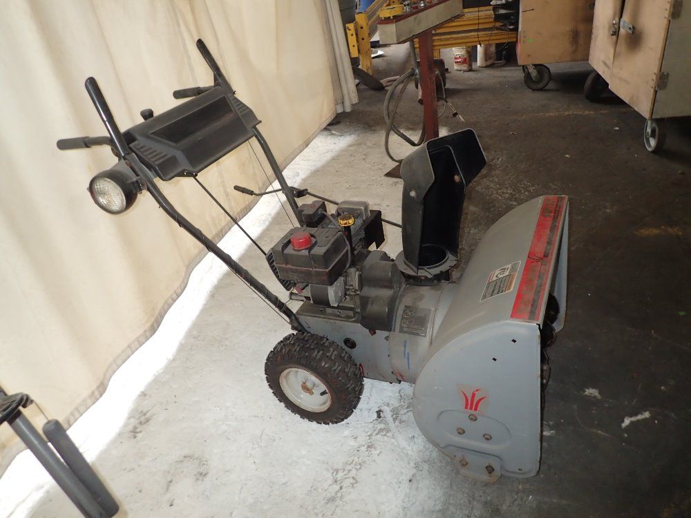 Yard Machine 24'' / 5 Hp Gas Snow Blower - Mtd/31ae600e382