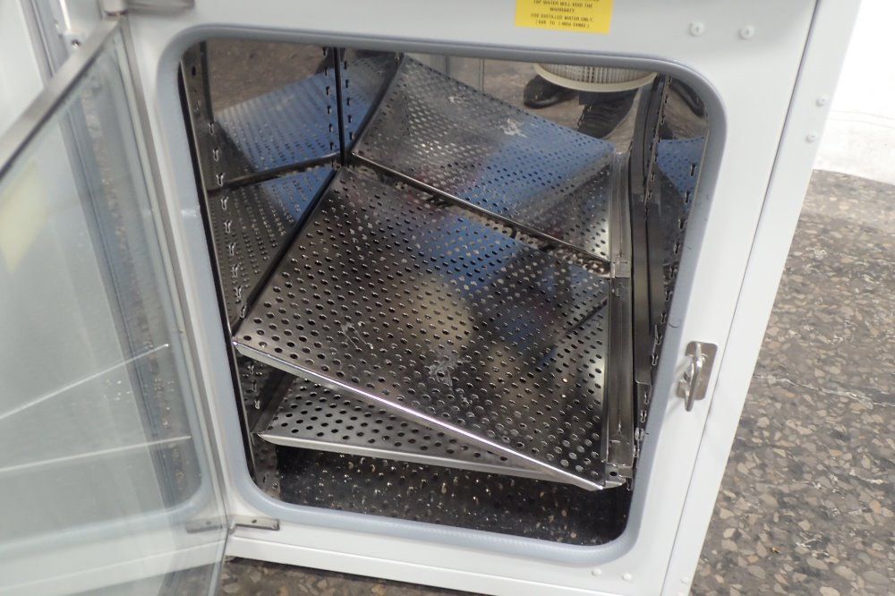 Thermo Fisher Scientific Incubator