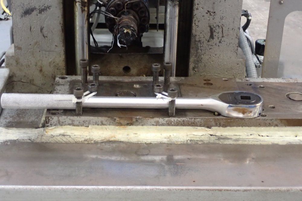 Newbury 30ton/60a 30 Ton Injection Molder - V4-30ars