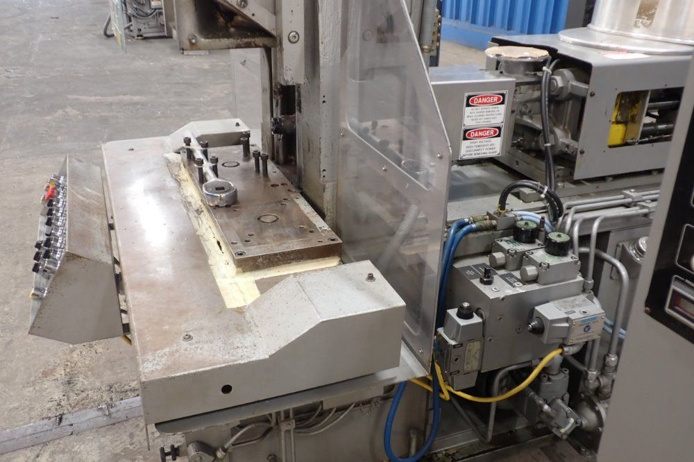 Newbury 30ton/60a 30 Ton Injection Molder - V4-30ars