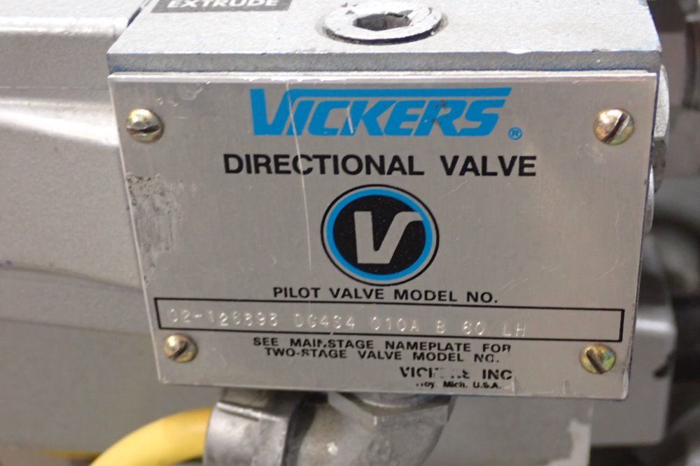 Newbury 30ton/60a 30 Ton Injection Molder - V4-30ars