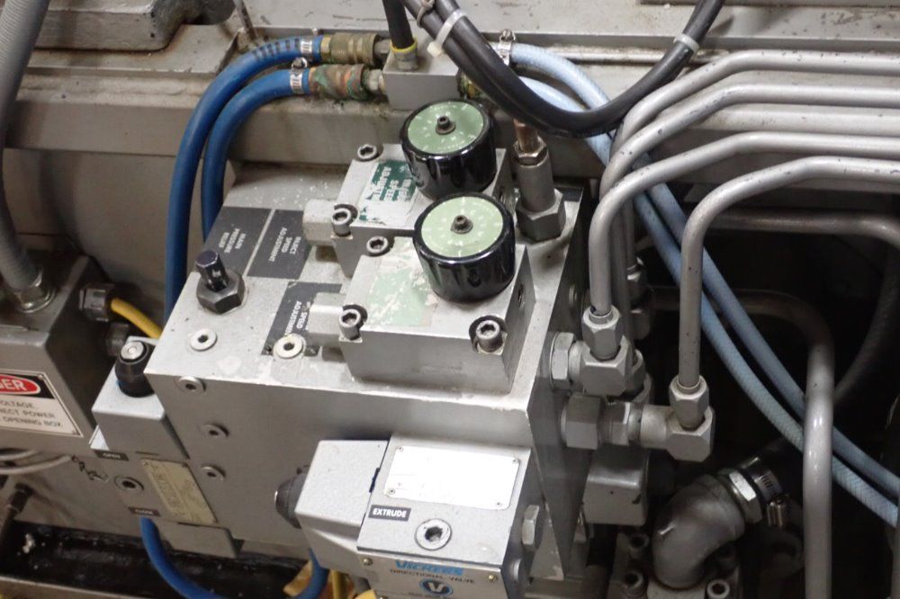 Newbury 30ton/60a 30 Ton Injection Molder - V4-30ars