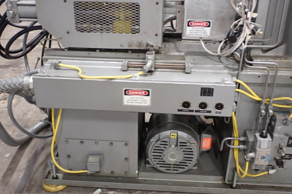 Newbury 30ton/60a 30 Ton Injection Molder - V4-30ars
