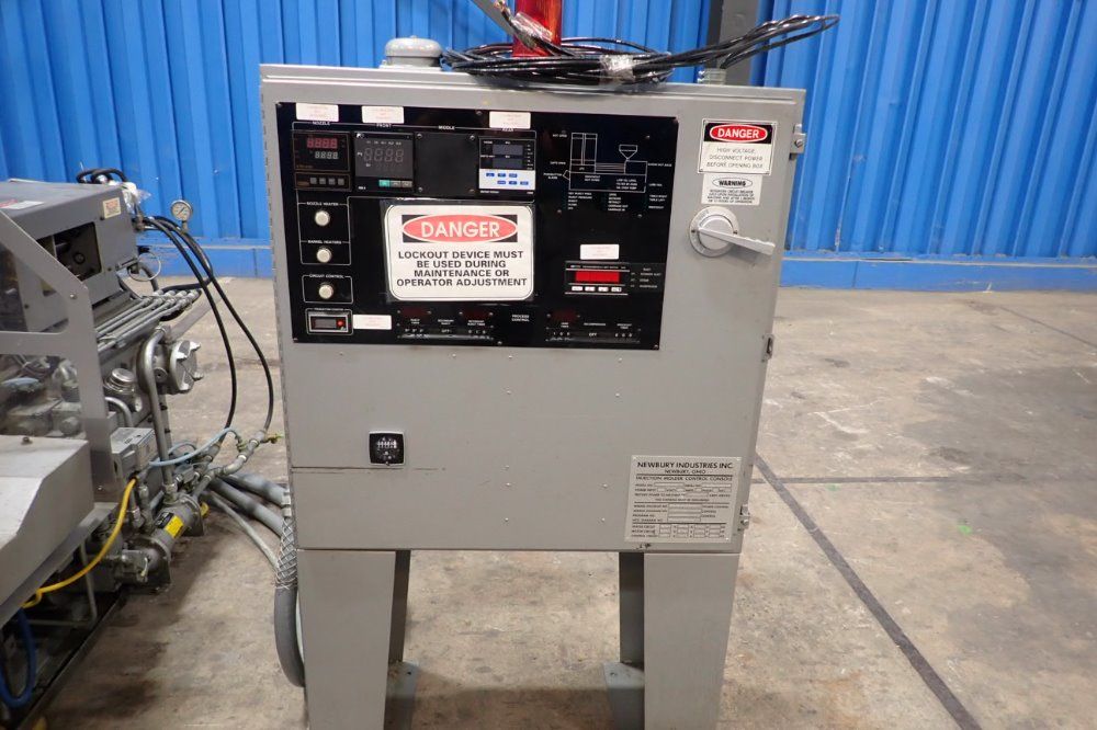 Newbury 30ton/60a 30 Ton Injection Molder - V4-30ars