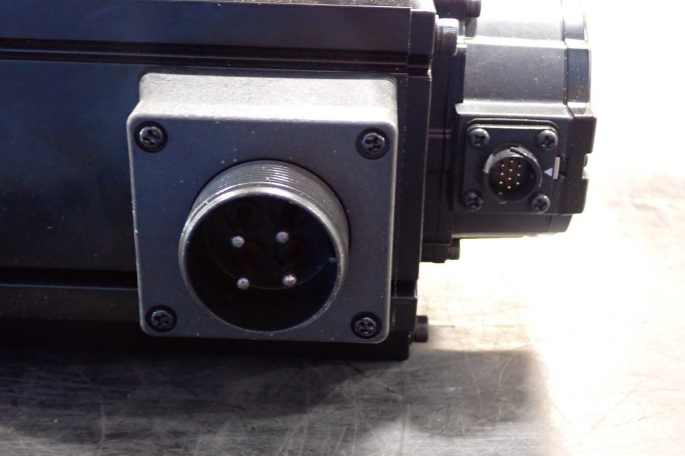 Omron 119v/17.4a Ac Servo Motor - R88m-k3k020t