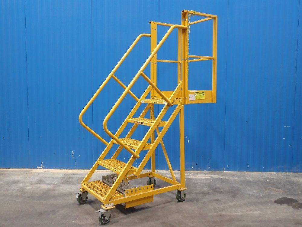 Triarc 300 Lbs Step Ladder