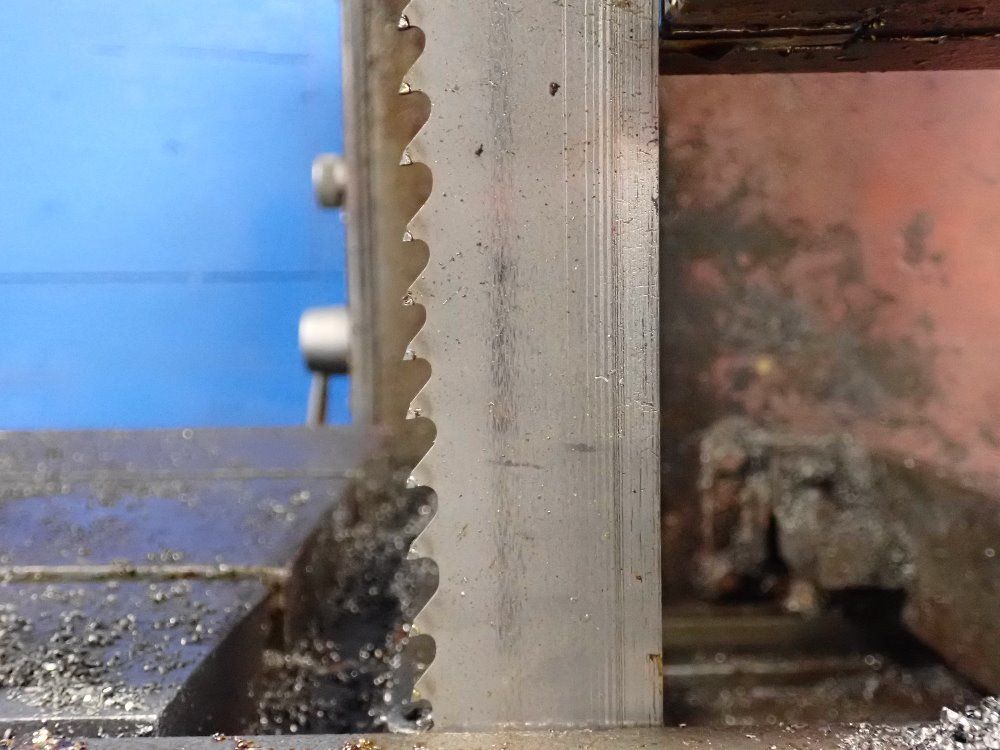 Amada 21 1/2" Vertical Band Saw - Vm-1200