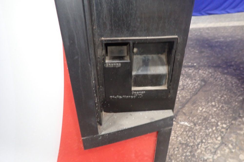 Dixie-narco/coca-cola 7 Spaces Vending Machine - Dncb 501cc/280-7