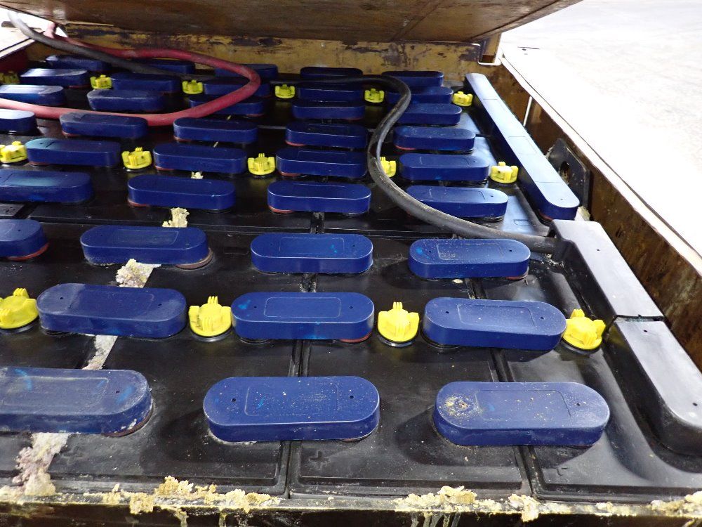 Caterpillar 7000 Lbs Electric Forklift - M70