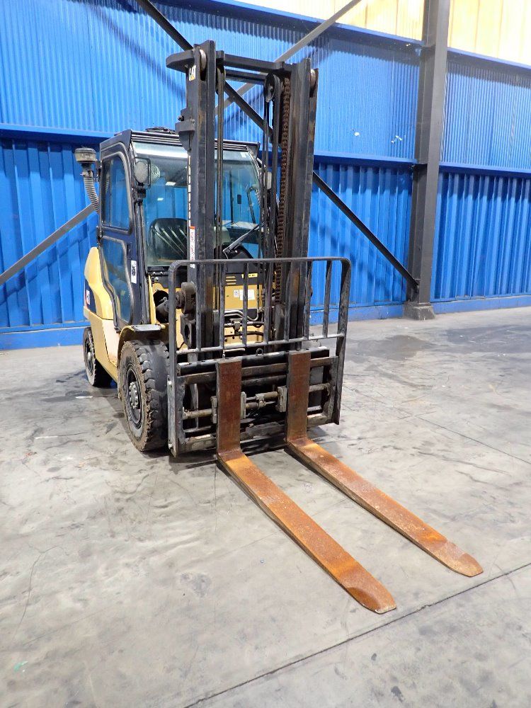 Caterpillar 6900lbs Diesel Forklift - Dp40n1