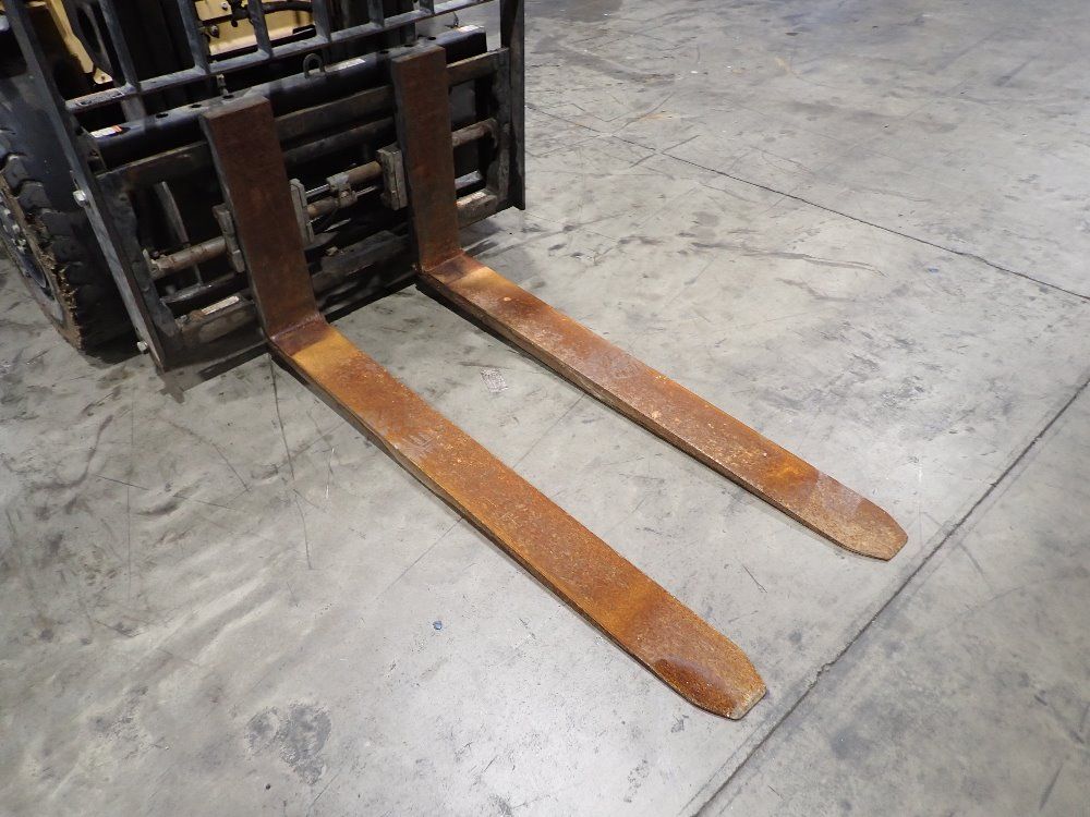 Caterpillar 6900lbs Diesel Forklift - Dp40n1