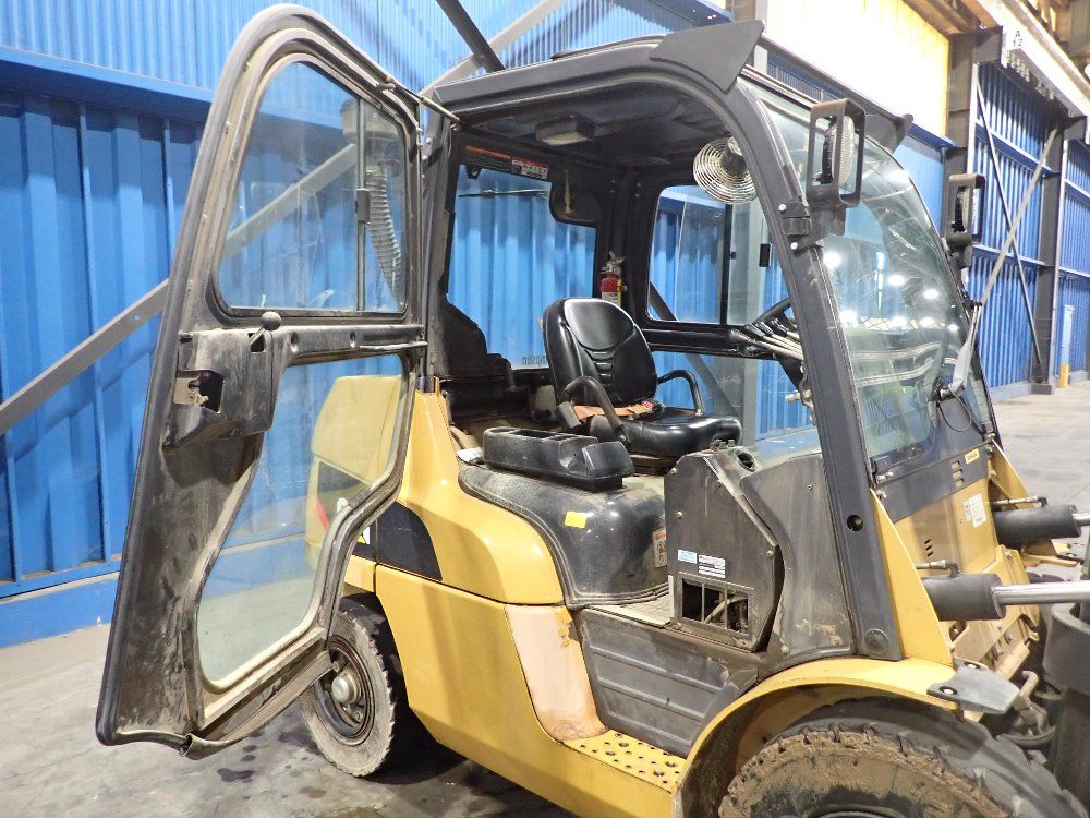 Caterpillar 6900lbs Diesel Forklift - Dp40n1