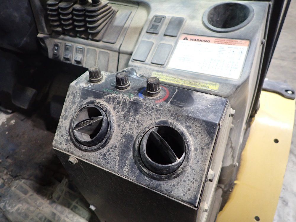 Caterpillar 6900lbs Diesel Forklift - Dp40n1