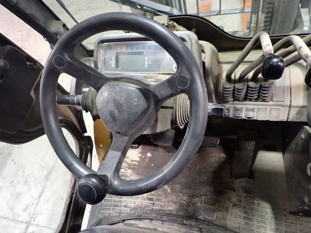 Caterpillar 6900lbs Diesel Forklift - Dp40n1