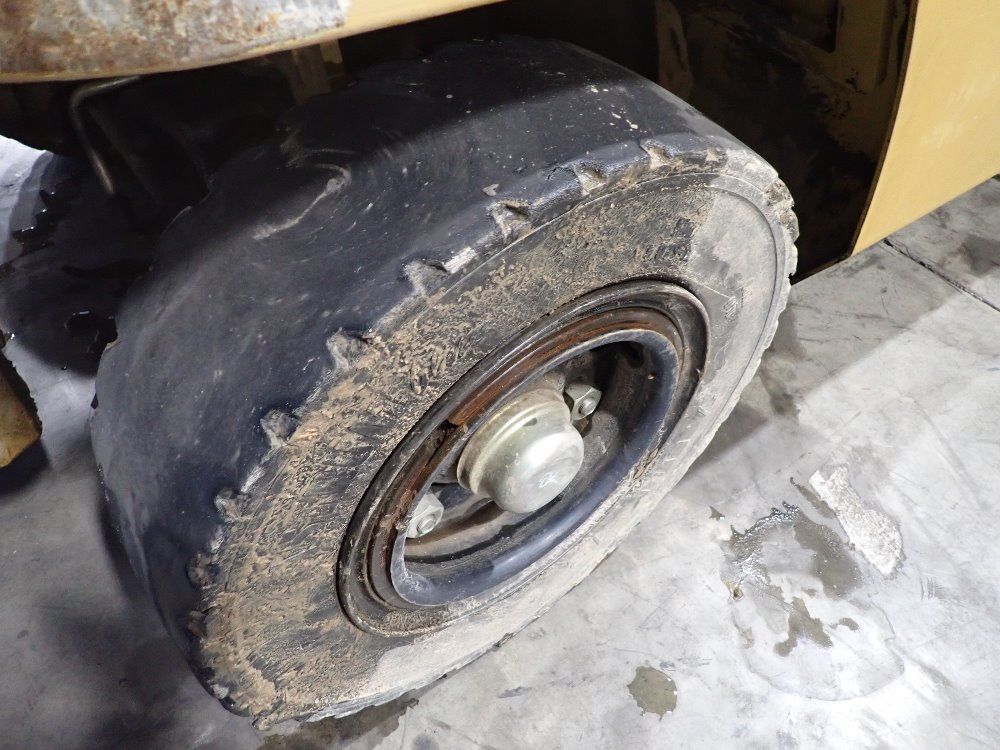 Caterpillar 6900lbs Diesel Forklift - Dp40n1