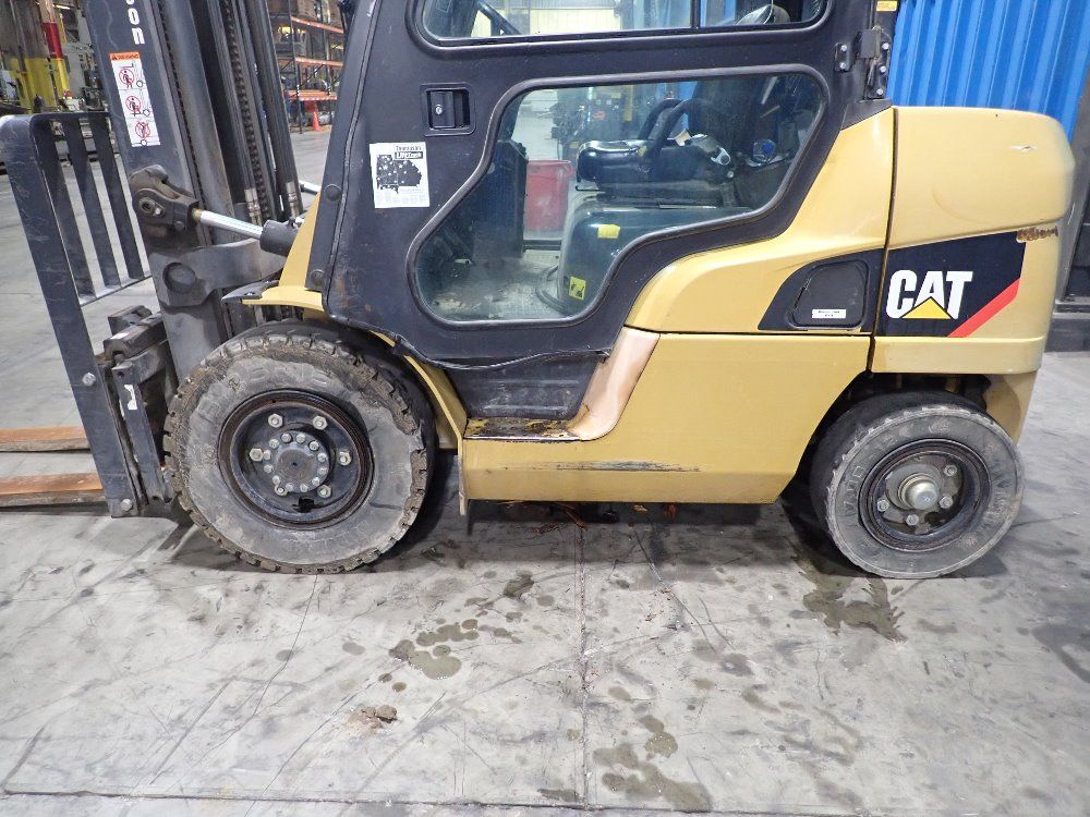Caterpillar 6900lbs Diesel Forklift - Dp40n1
