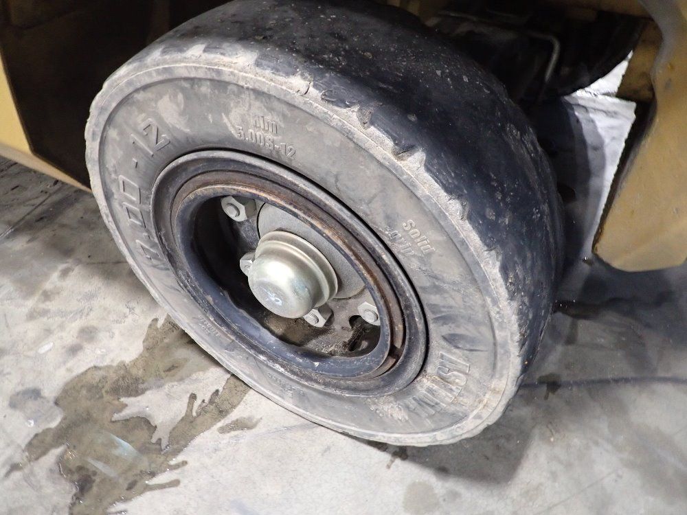 Caterpillar 6900lbs Diesel Forklift - Dp40n1