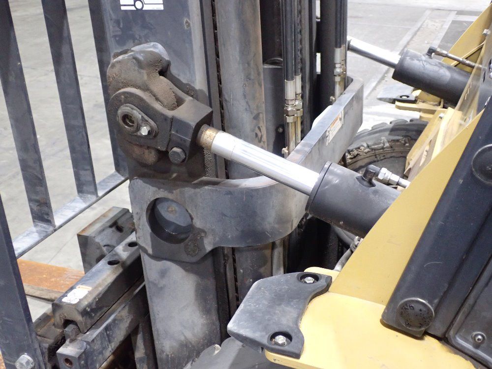 Caterpillar 6900lbs Diesel Forklift - Dp40n1