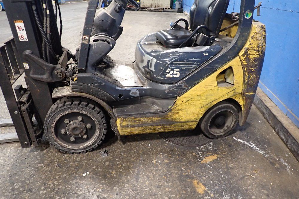 Komatsu 5000 Lbs Propane Forklift - Fg25st-16