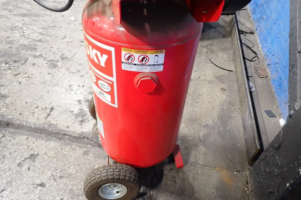 Husky 26 Gallons Air Compressor - Vt631502aj