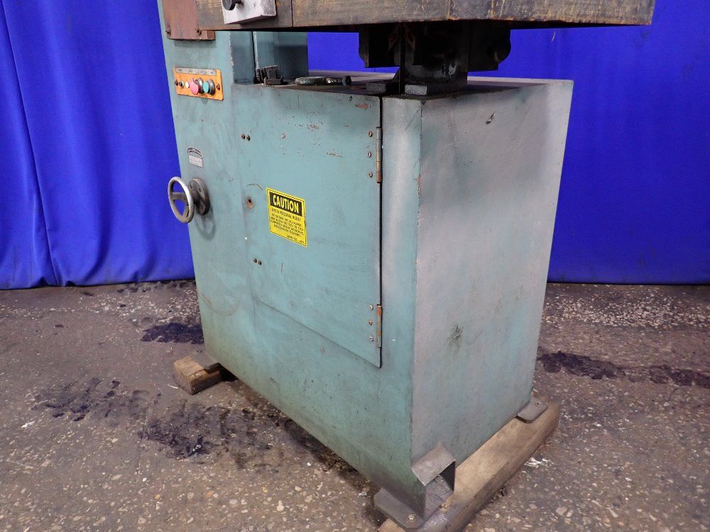 Leten 16 1/4" Vertical Band Saw - Dcm-4