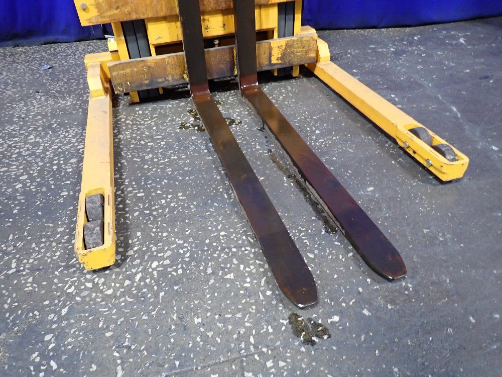 Multiton 2200 Lbs Straddle Lift - Sw22-112