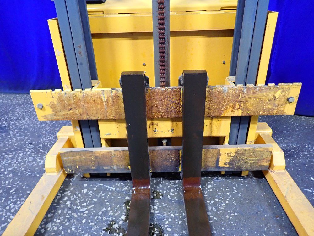 Multiton 2200 Lbs Straddle Lift - Sw22-112