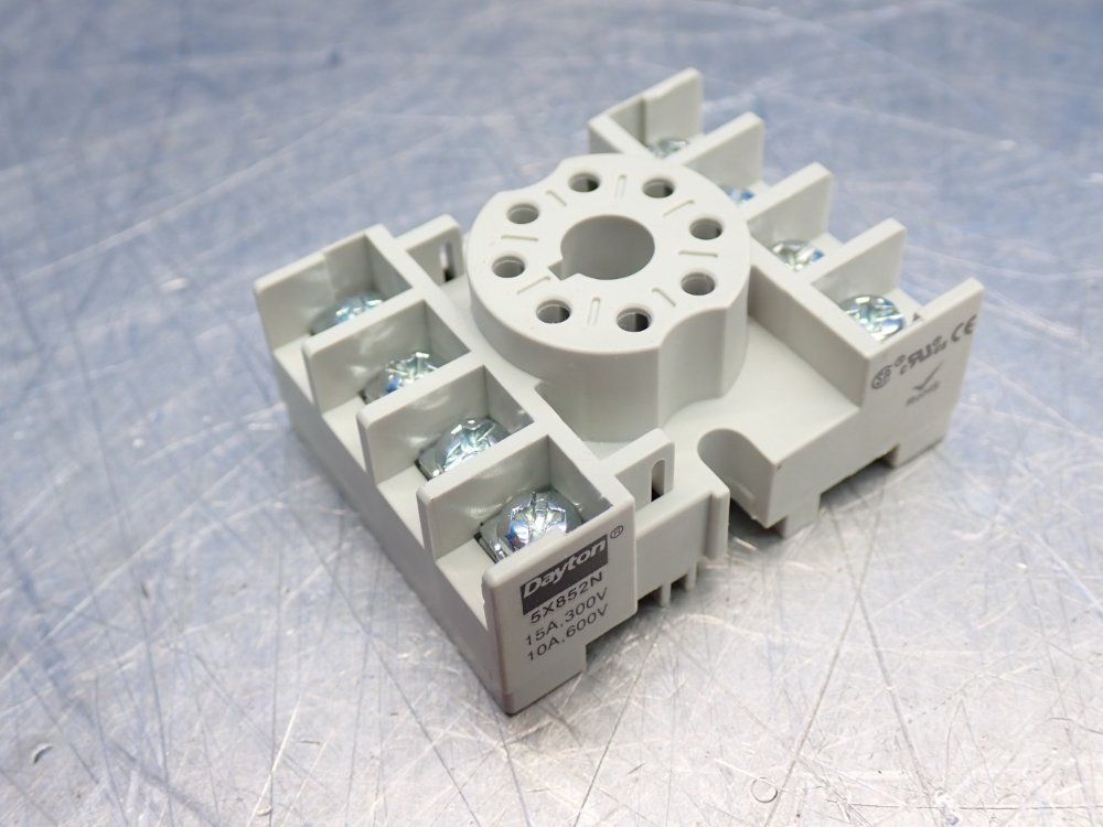 Dayton 8 Pin Relay Socket - 5x852n