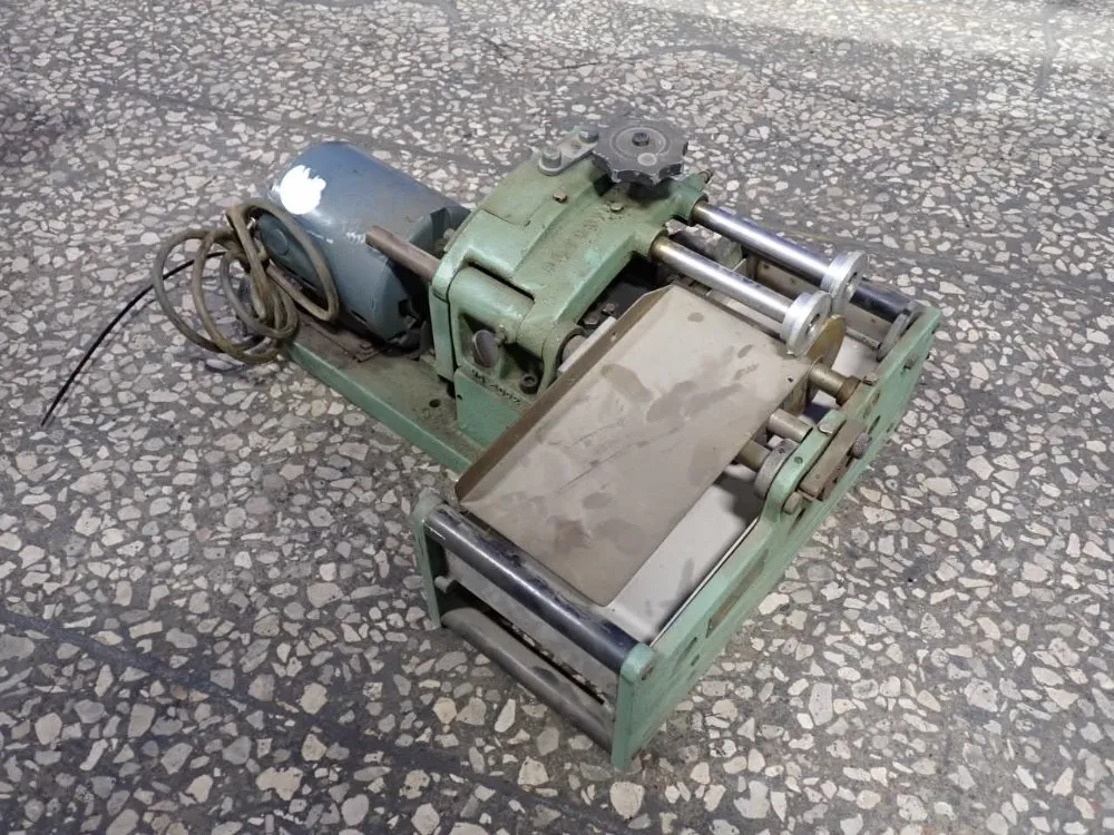 GLUING MACHINE