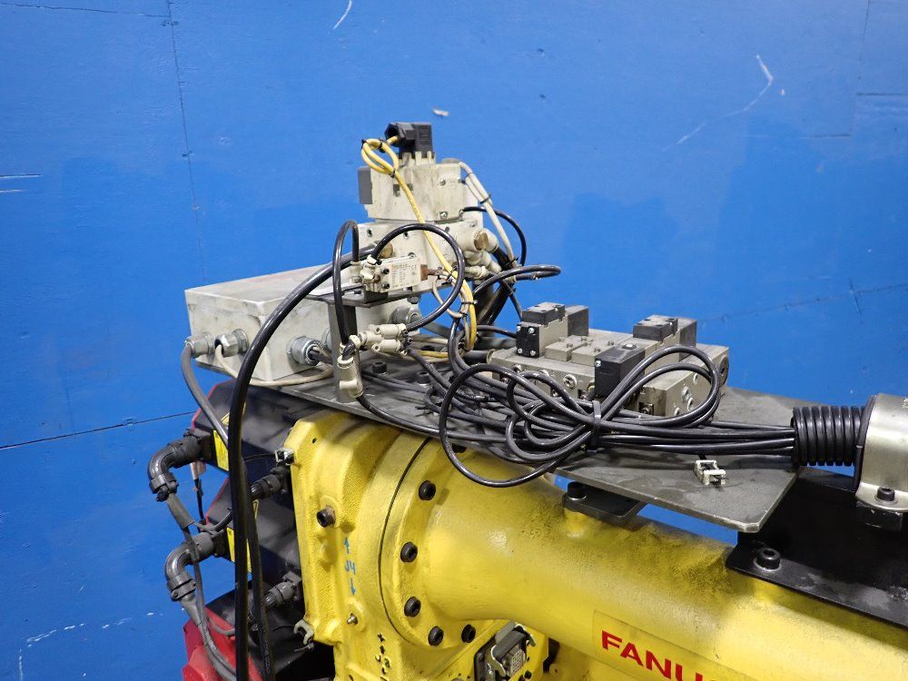 Fanuc 2013 Fanuc R2000ib 165f Robot