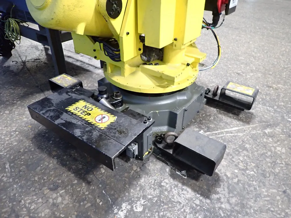 Fanuc 2013 Fanuc R2000ib 165f Robot