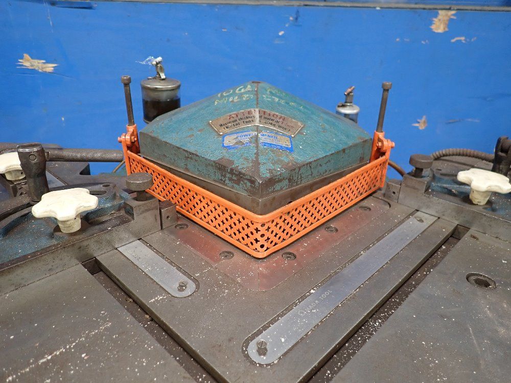 Amada Tool 1975 Amada Tool Cs220 Metal Notcher