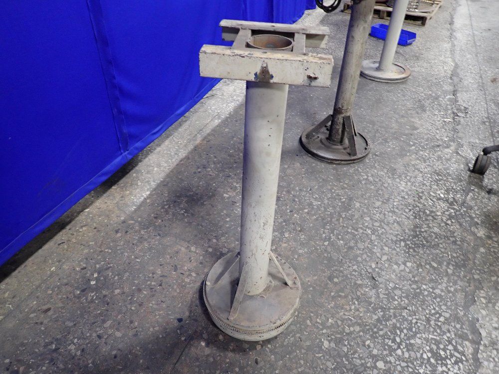  Pedestal
