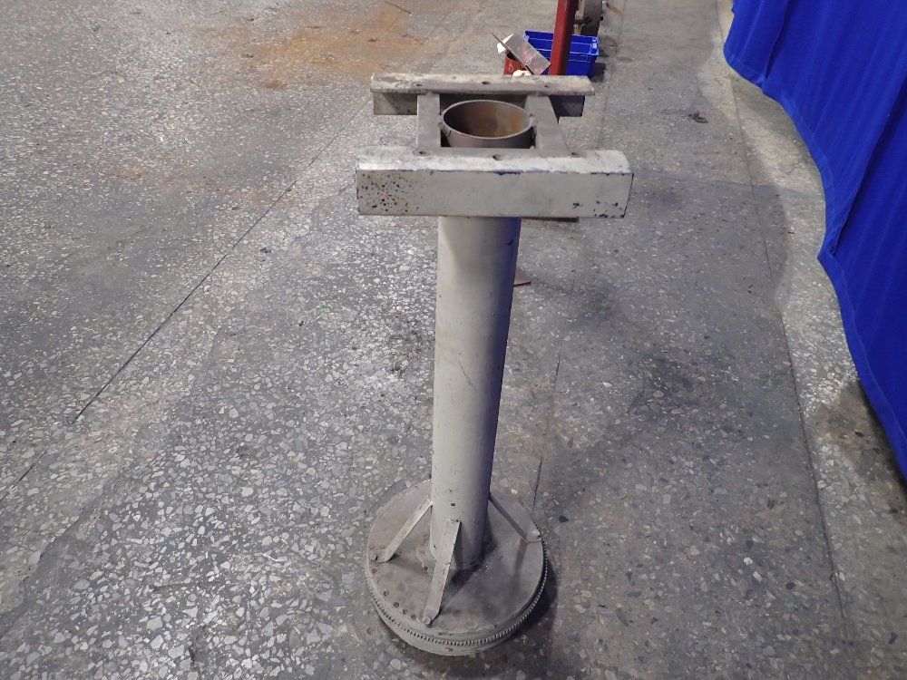  Pedestal