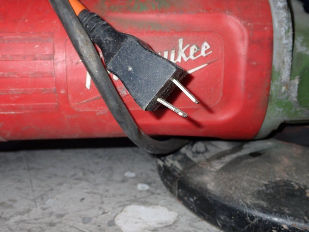 Milwaukee 7" / 9" Grinder - 6089-31