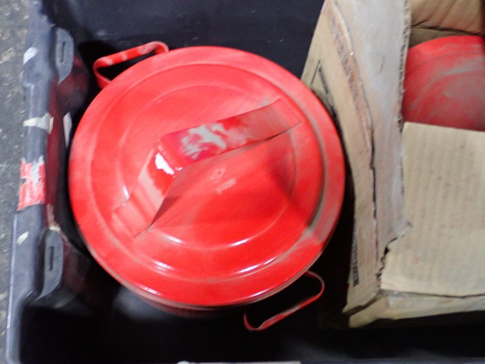 Eagle 8 Qt Plunger Cans - B608