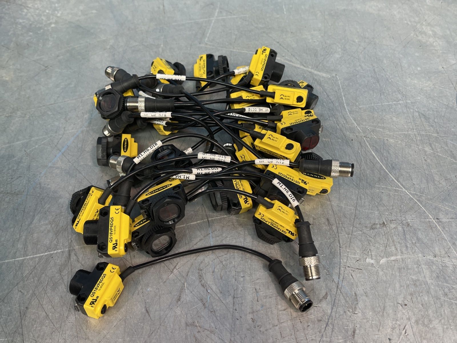 Banner World-beam Photoelectric Sensors - Qs18vp6dq5